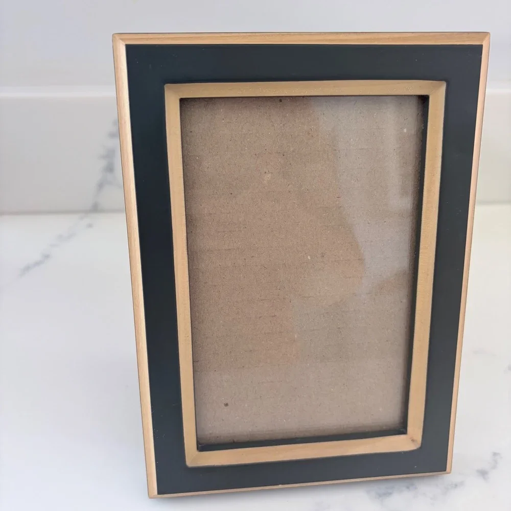 Dark green and tan 4x6 Photo Frame Wood Grain Border Tabletop Wall Mount Decor